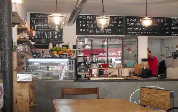 Un coffee shop avec une ambiance de campagne à Paris. Ce café situé rue Royal propose des pâtisseries sans gluten et du fait maison.